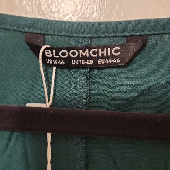 BloomChic Emerald Green V-Neck Blouse - Picture 2 of 4